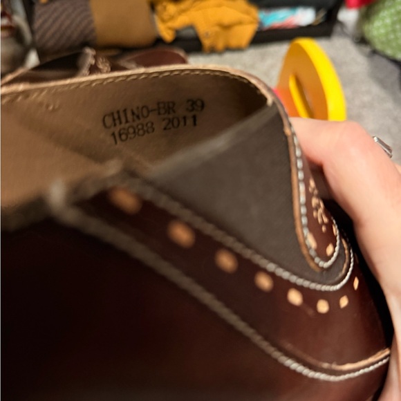 L'ATISTE Women's Brown Mules with Stitch Detail - Picture 7 of 7